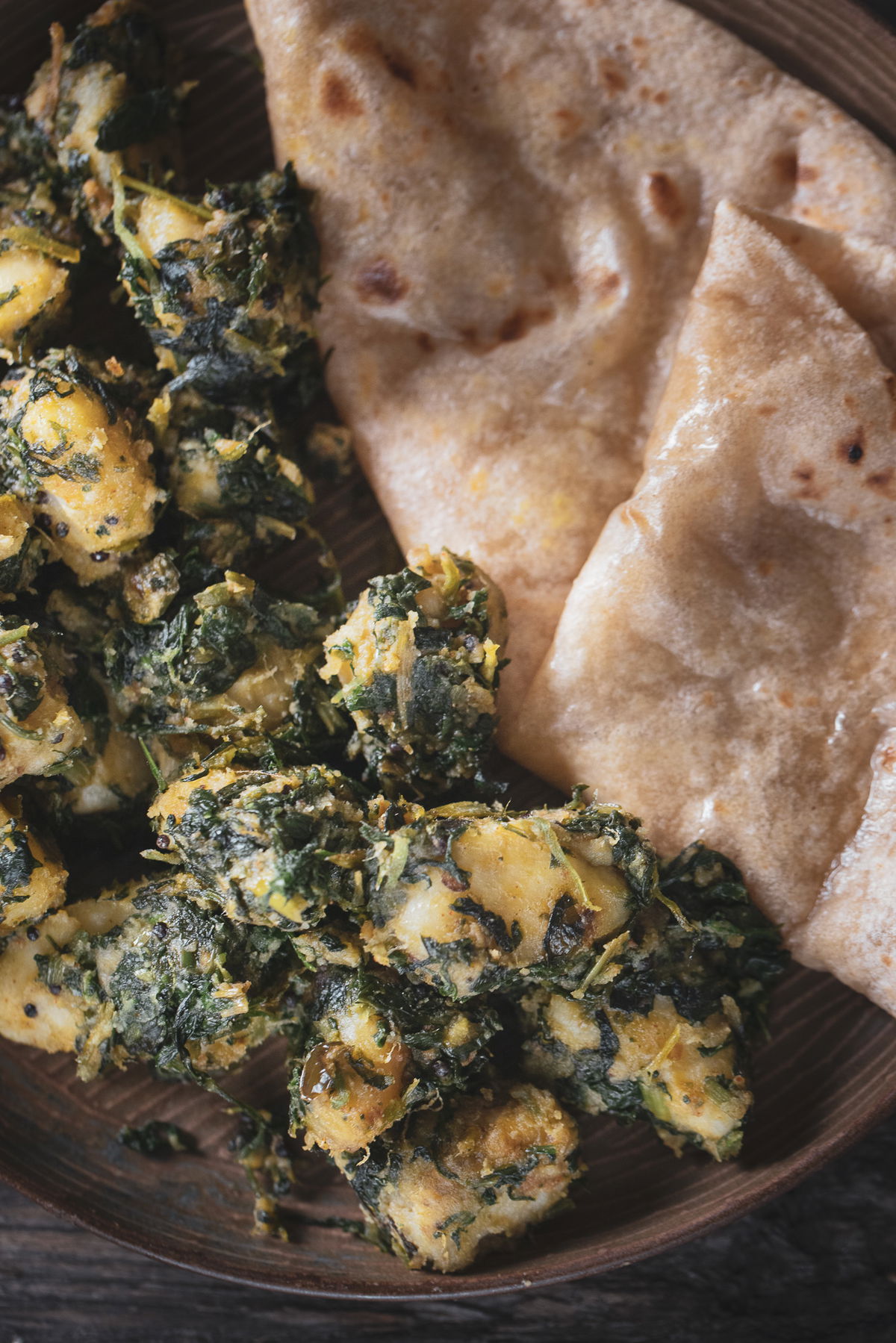 A plate of methi nu shaak with rotli.