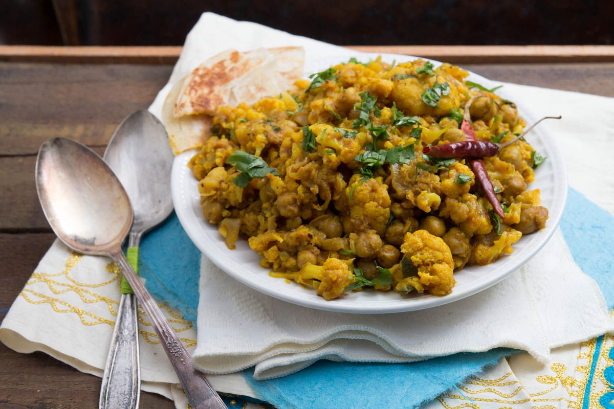 Cauliflower Garbanzo Bean Curry (Flower Chana nu Shaak) by Indiaphile.info