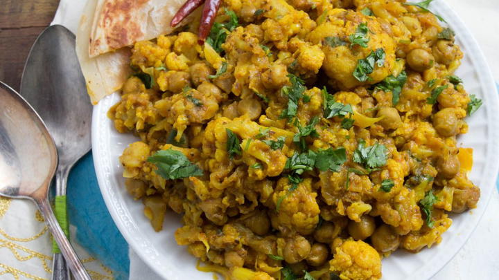 Cauliflower Garbanzo Bean Curry (Flower Chana nu Shaak) by Indiaphile.info
