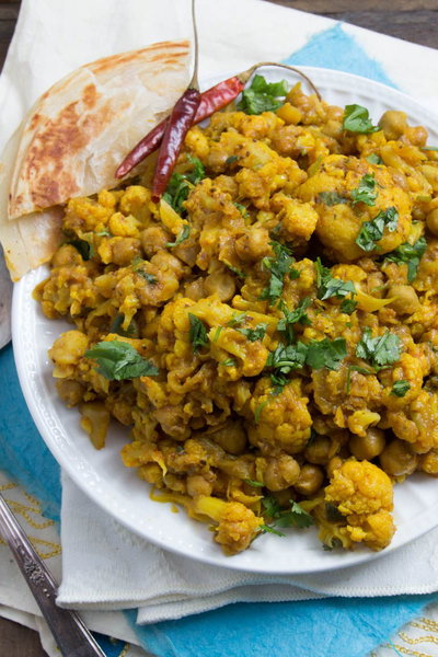 Cauliflower Garbanzo Bean Curry (Flower Chana nu Shaak) by Indiaphile.info