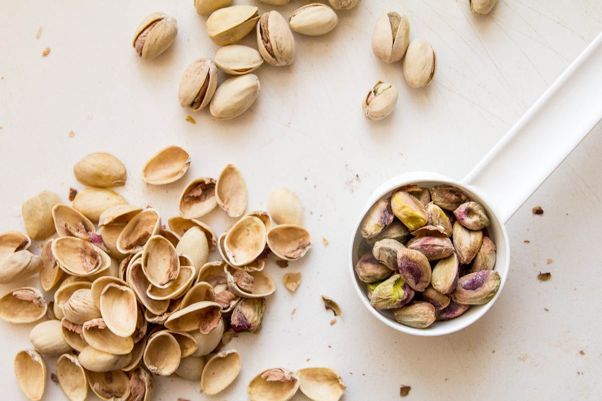 Pistachio date milk smoothie recipe by Indiaphile.info