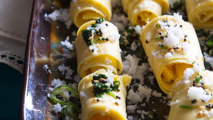 A tray of khandvi