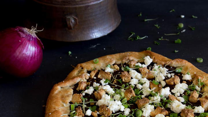 Paneer and onion pizza