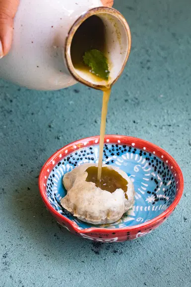 Pouring pani into pani puri