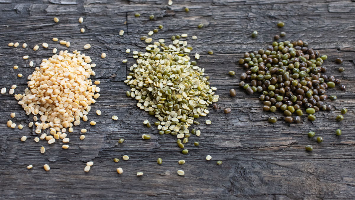 Mung beans, split, split with hull and whole