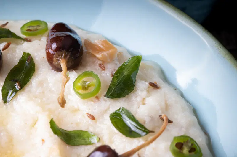 Close up of curry leaves over the moriyo