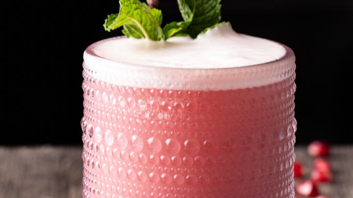 Pomegranate gin fizz