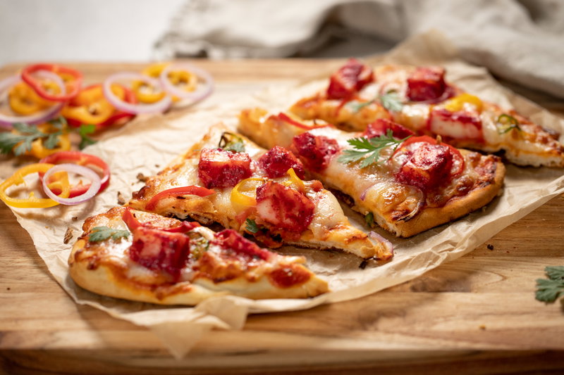 Paneer tikka naan pizza with peppers