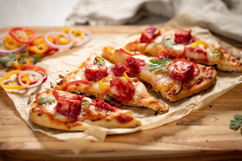 Paneer tikka naan pizza with peppers