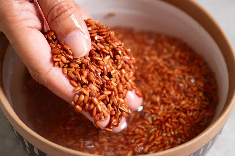 Soaking red rice
