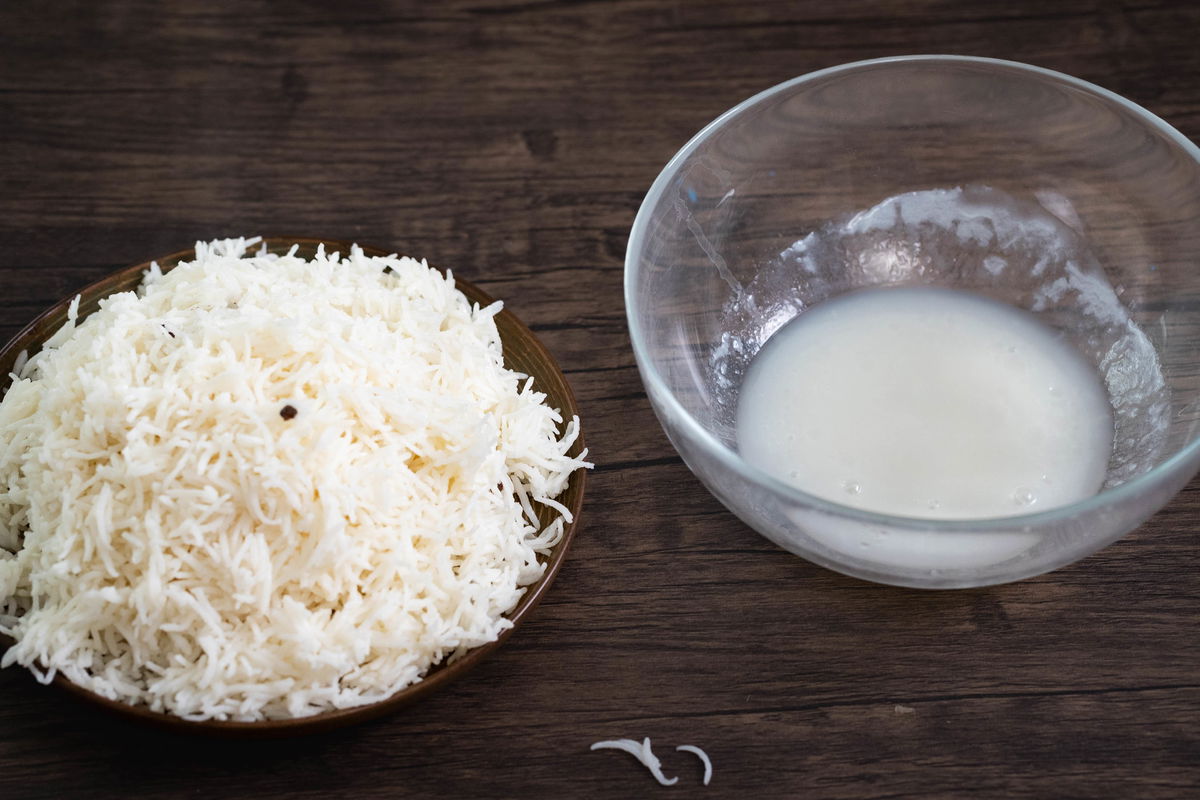 A plate of boiled rice and congee.