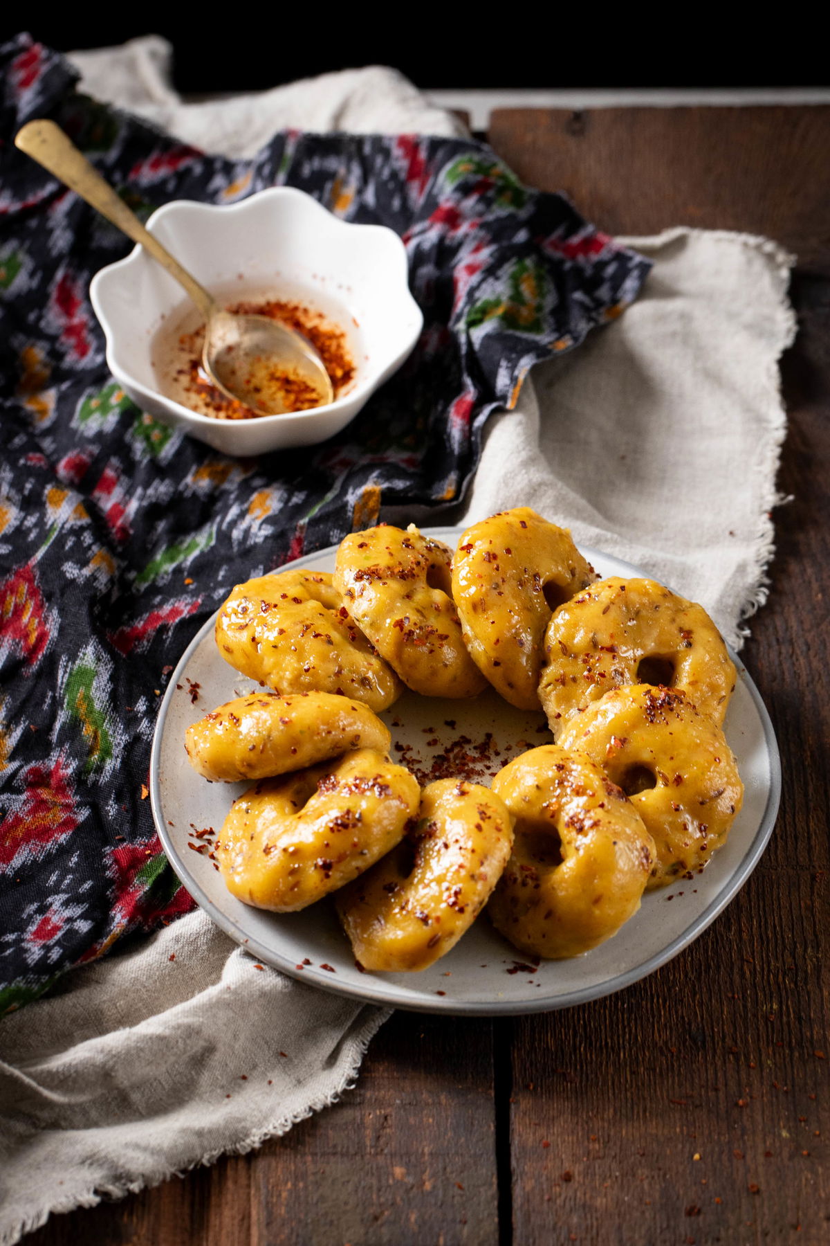 Papdi no lot, served with oil