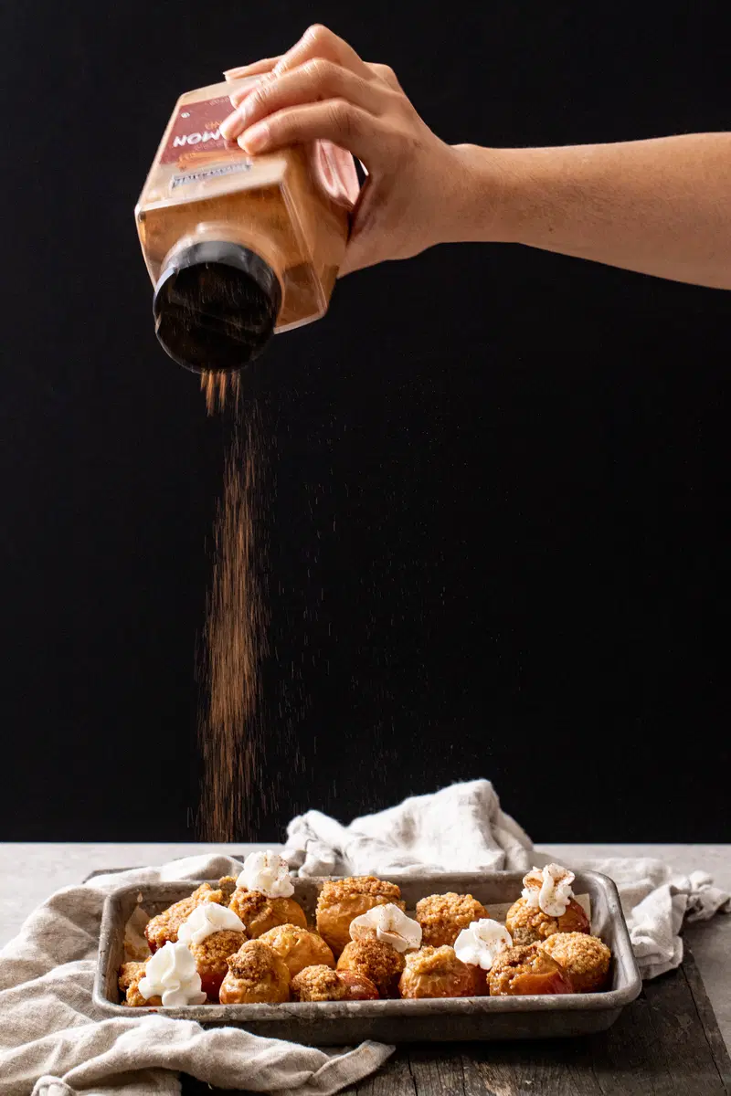 Dusting the apples with cinnamon