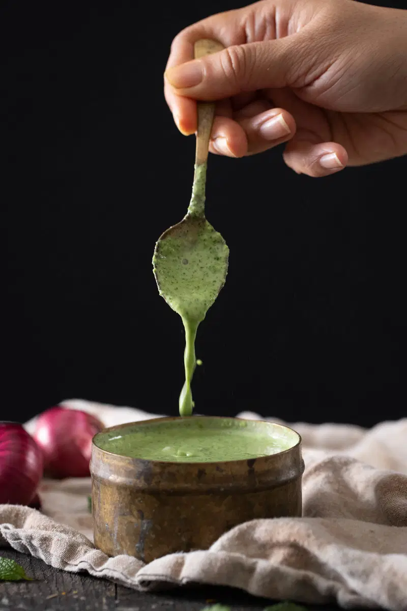 Dripping the cilantro yogurt chutney