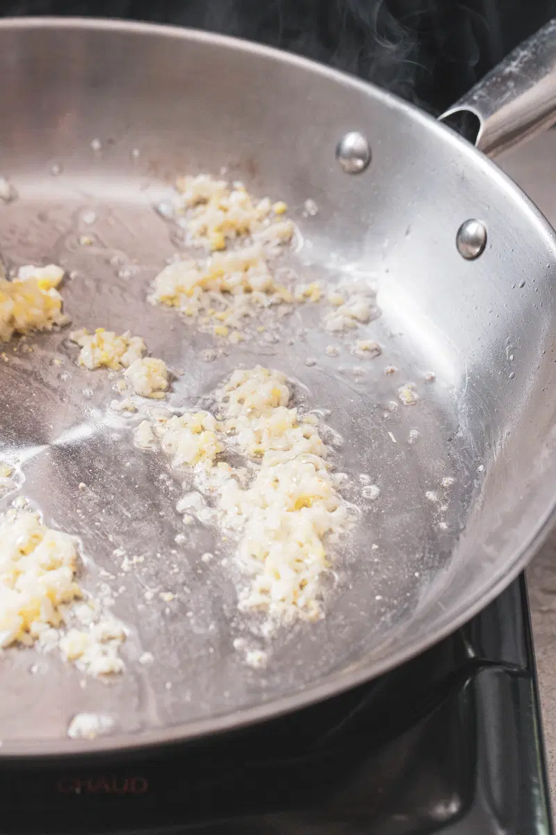 Heat oil, ginger, and garlic in a pan.