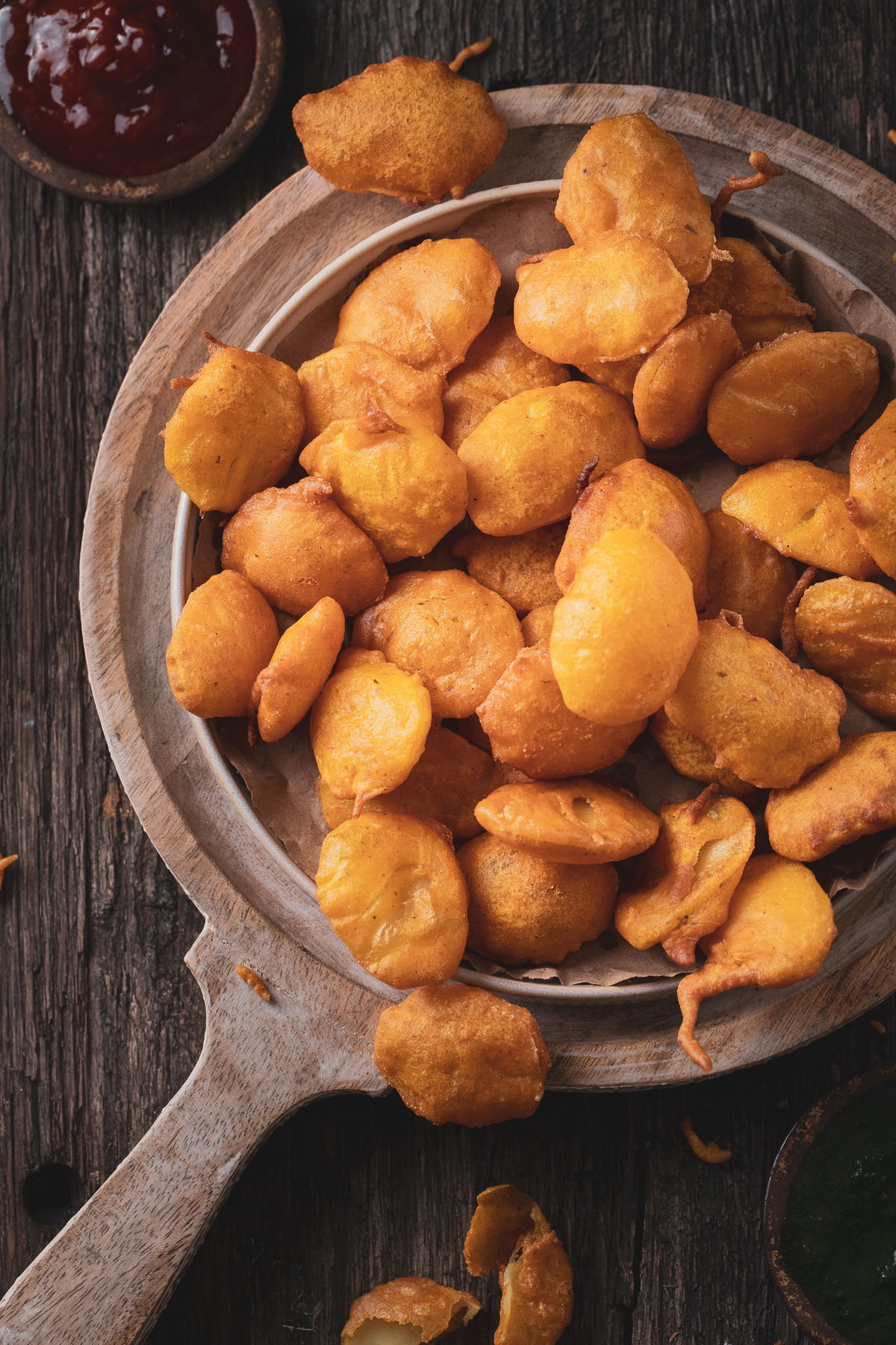A close up picture of batata bhajiya.