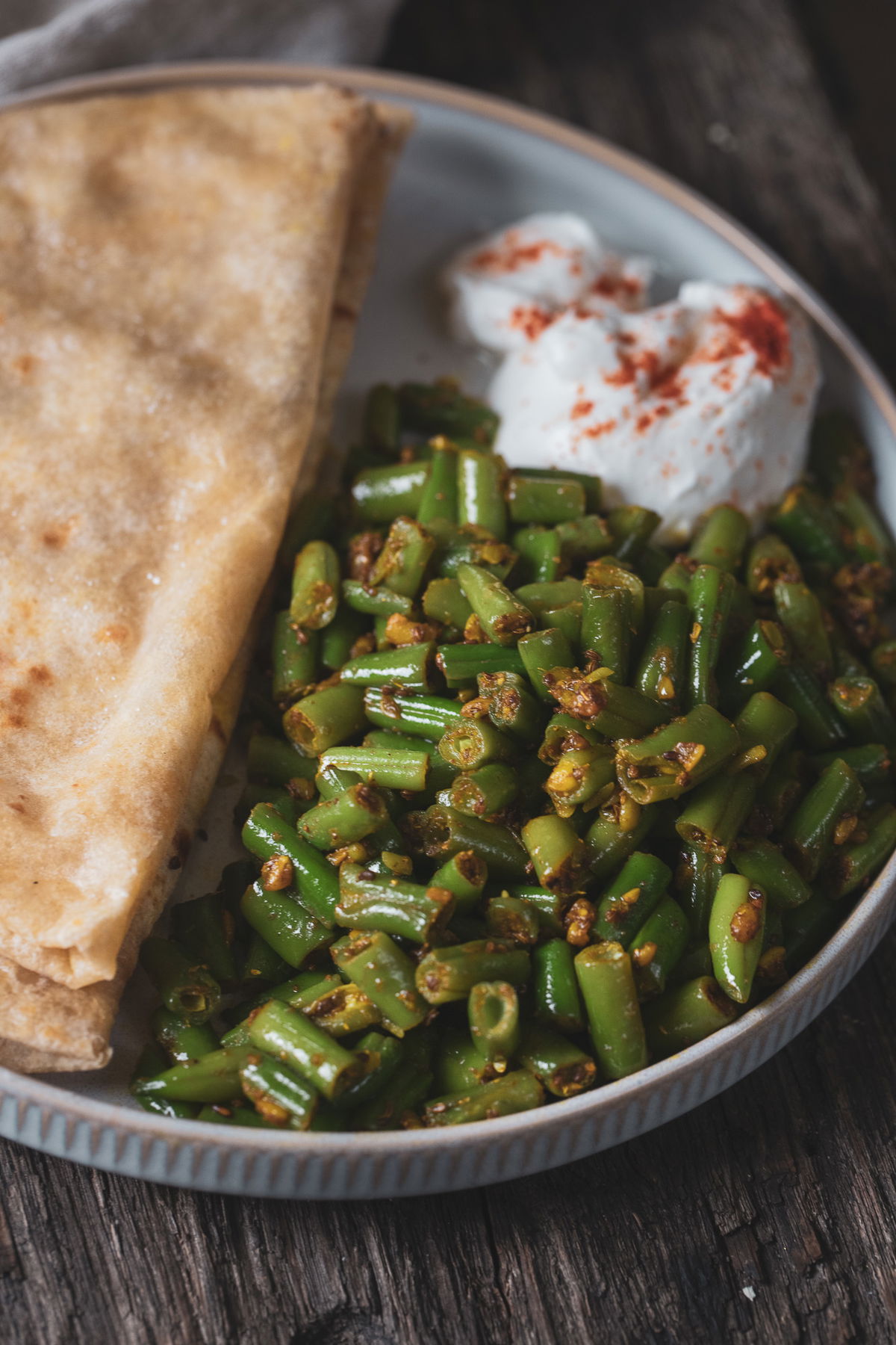 A plate of fansi nu shaak with rotli and yogurt