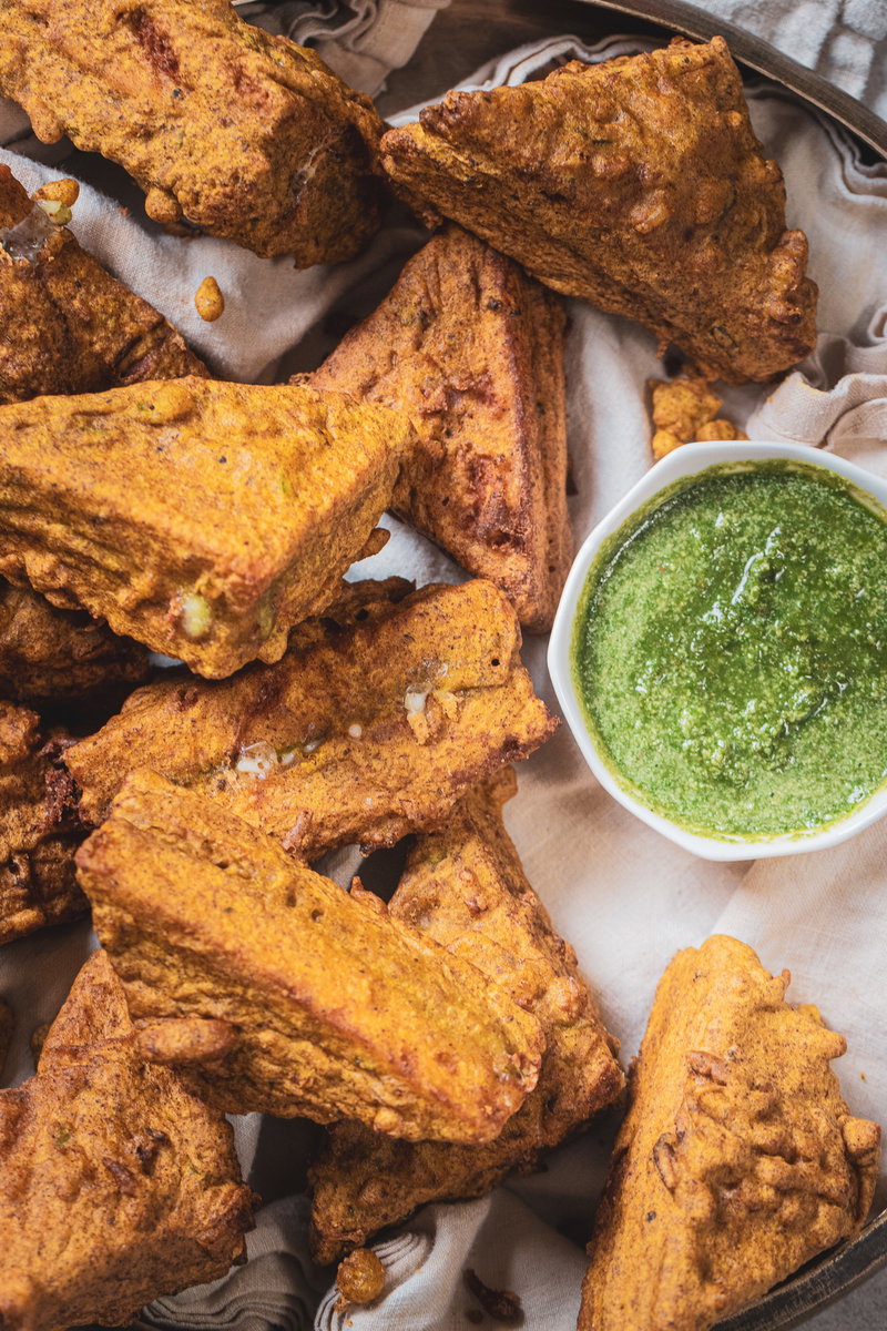 Chutney-Cheese Bread Pakora (Bread Bhajiya)