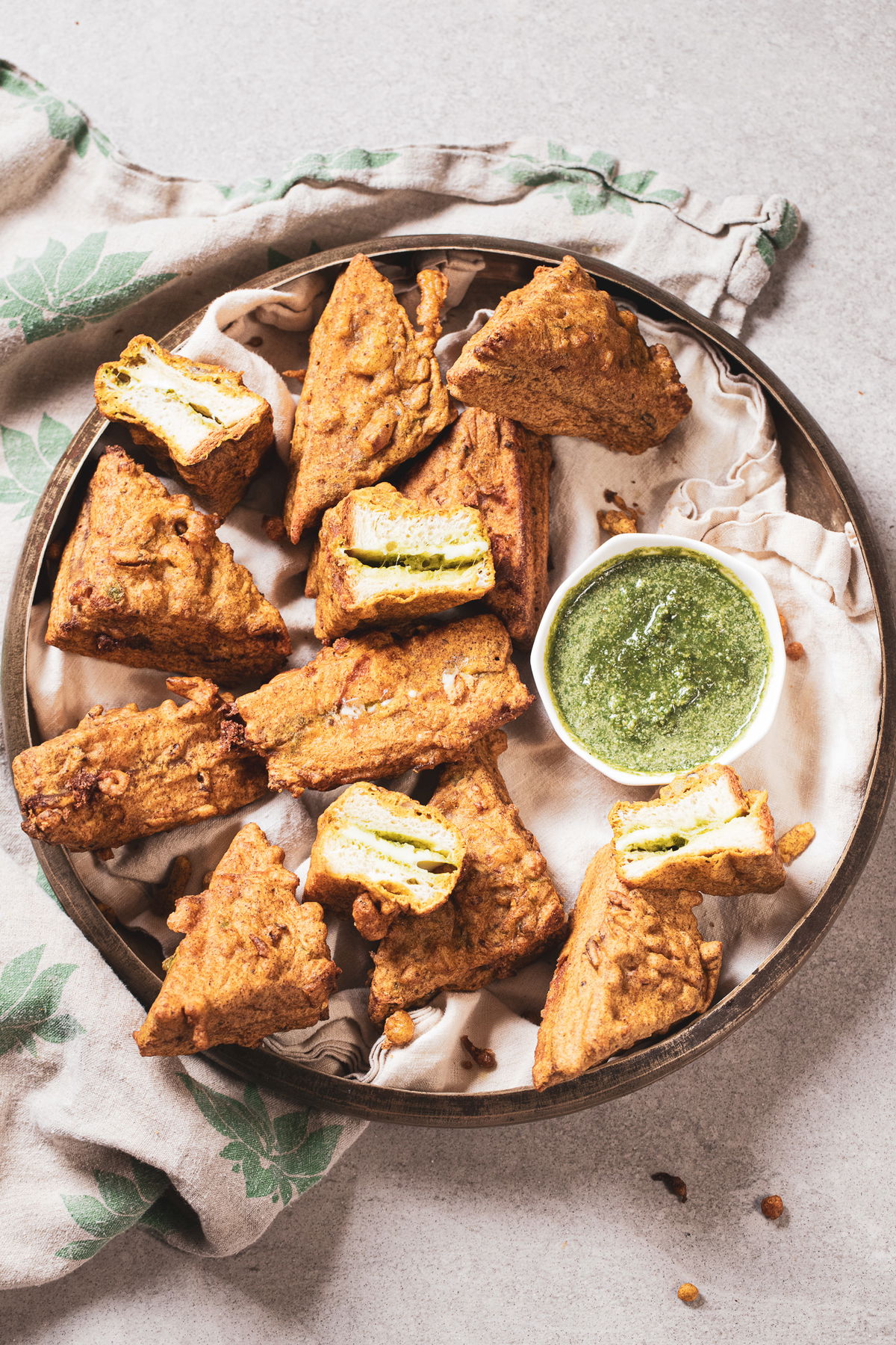 A plate of bread pakora with chutney.