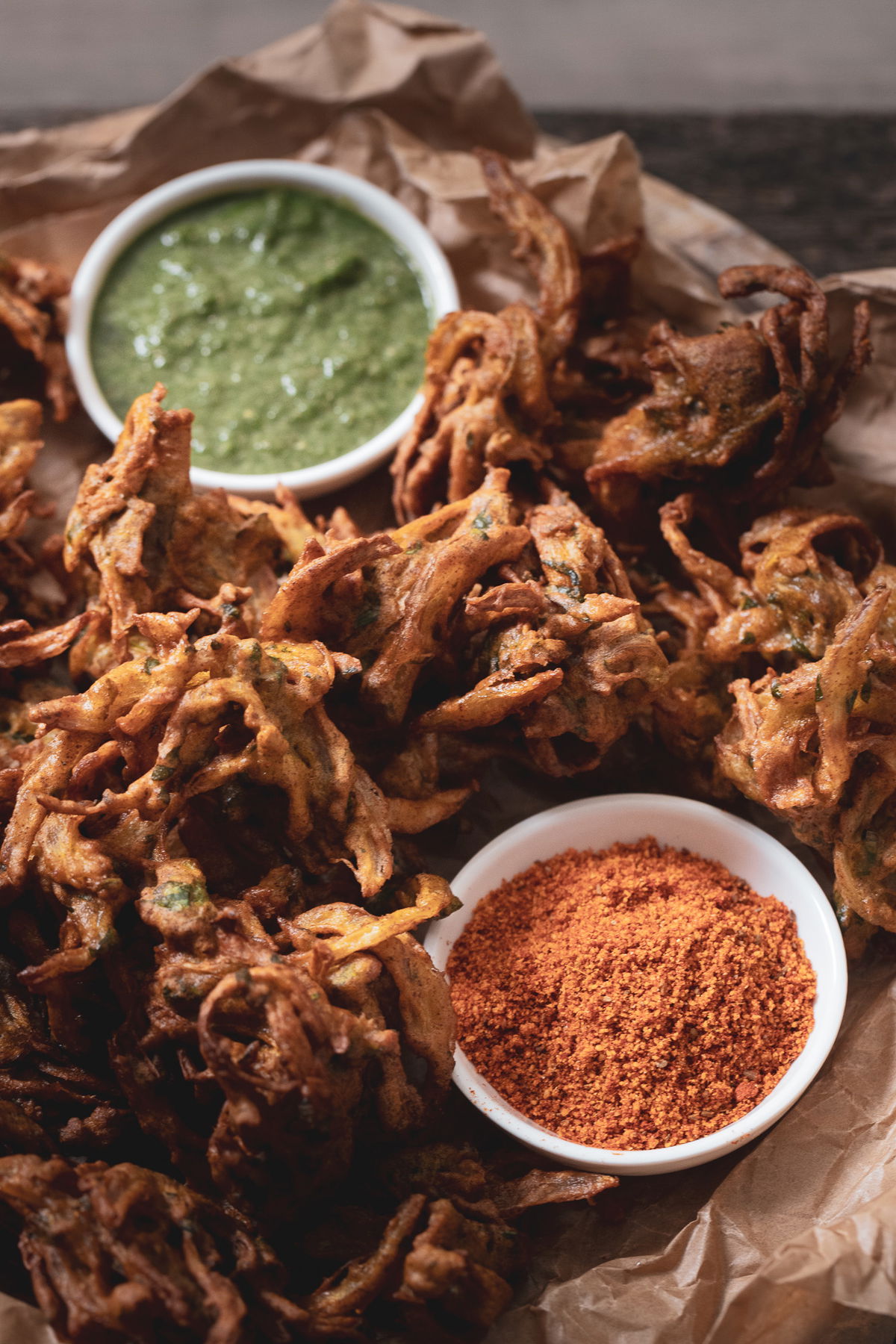 A plate of kanda bhaji with chutneys.